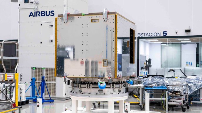 El primer LSTM en la sala limpia de ensamblaje de Airbus Space en Getafe.