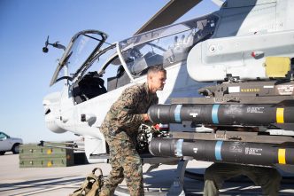 Carga de misiles Lockheed Martin JAGM en un AH-1Z.