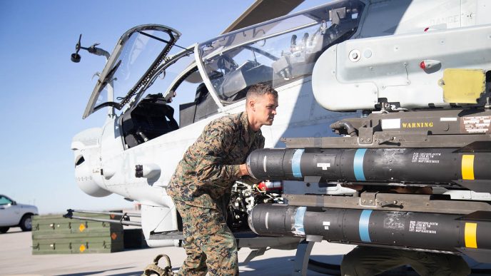 Carga de misiles Lockheed Martin JAGM en un AH-1Z.