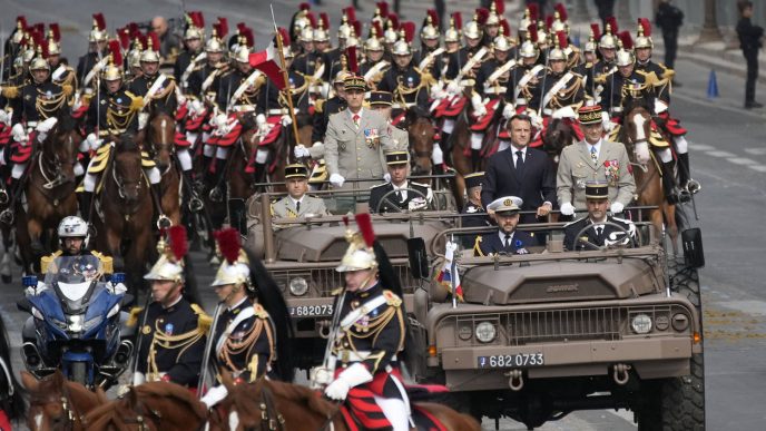 Llegada de Macron al desfile del 14 de julio en los Campos Eliseos de París.