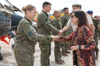 Margarita Robles visita la base Colmenar de FAMET.