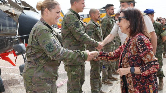 Margarita Robles visita la base Colmenar de FAMET.