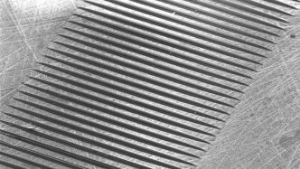 Detalle de los microsurcos de la película de MicroTau.