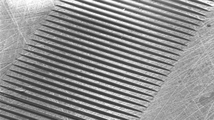 Detalle de los microsurcos de la película de MicroTau.