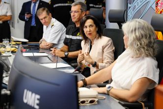 Robles durante su visita a la UME.