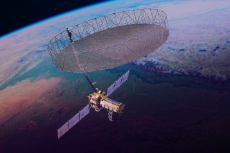 Aspecto del NISAR una vez en órbita y con sus paneles solares y antena desplegados.