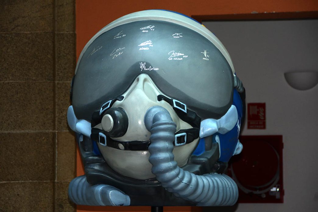 En la expoición sobre la Patrulla Águila, un gran casco con la firma de los pilotos de esta.
