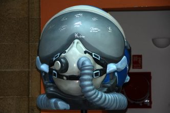 En la expoición sobre la Patrulla Águila, un gran casco con la firma de los pilotos de esta.