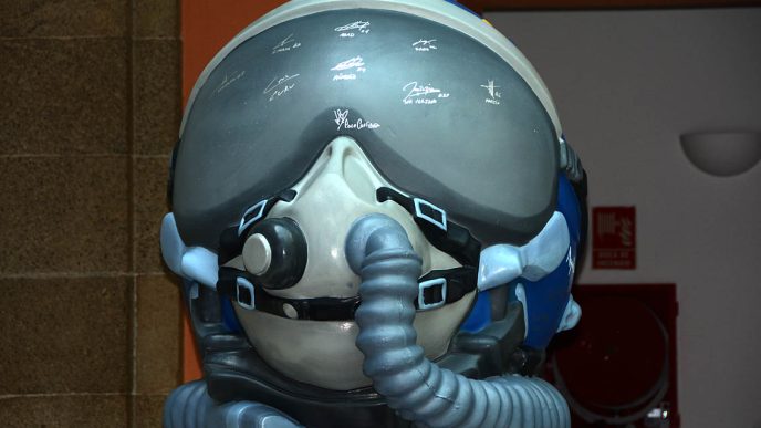 En la expoición sobre la Patrulla Águila, un gran casco con la firma de los pilotos de esta.