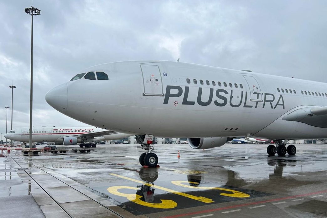 El Airbus A330 EC-OAQ de Plus Ultra en el aeropuerto de Argel entre dos vuelos a Montreal.