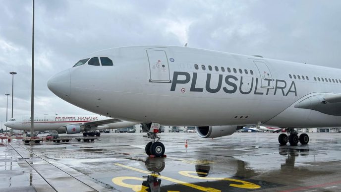 El Airbus A330 EC-OAQ de Plus Ultra en el aeropuerto de Argel entre dos vuelos a Montreal.