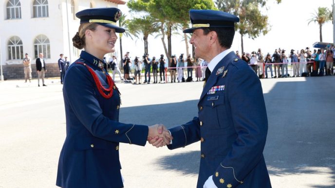 La princiesa de Asturias llega a la AGA como nueva alumna.