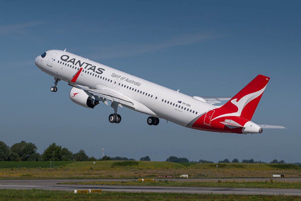 Despegue de Finkenwerder del primer Airbus A321XLR de Qantas en su vuelo de entrega.