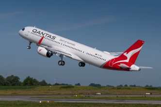 Despegue de Finkenwerder del primer Airbus A321XLR de Qantas en su vuelo de entrega.