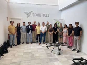 Representantes de las empresas de Recicom junto al dron fabricado con material 3R.