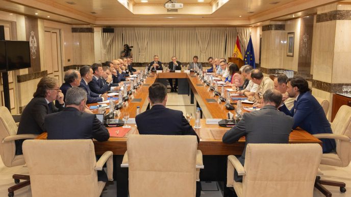 Robles y su equipo se han reunido con los directivos de las "compañías españolas más importantes en el sector de defensa".