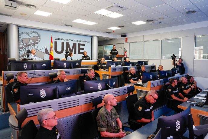 Robles en el Centro de Operaciones de la UME durante la video conferencia con los jefes de batallón.