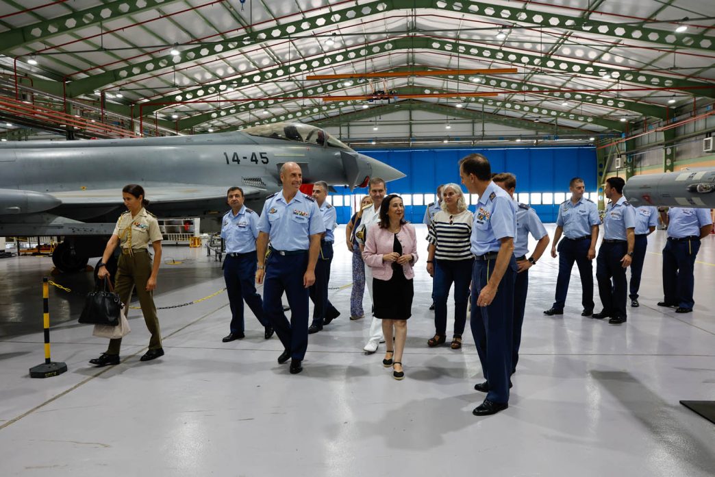 La ministra de Defensa durante su visita al Ala 14.