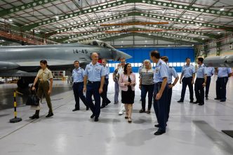 La ministra de Defensa durante su visita al Ala 14.