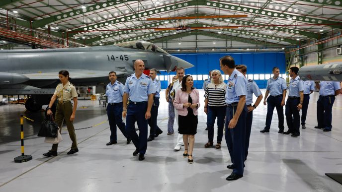 La ministra de Defensa durante su visita al Ala 14.