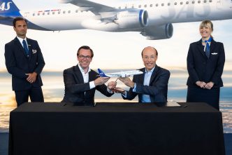 Anko van der Werff y Arjan Meijer firman el contrato de compra de SAS.