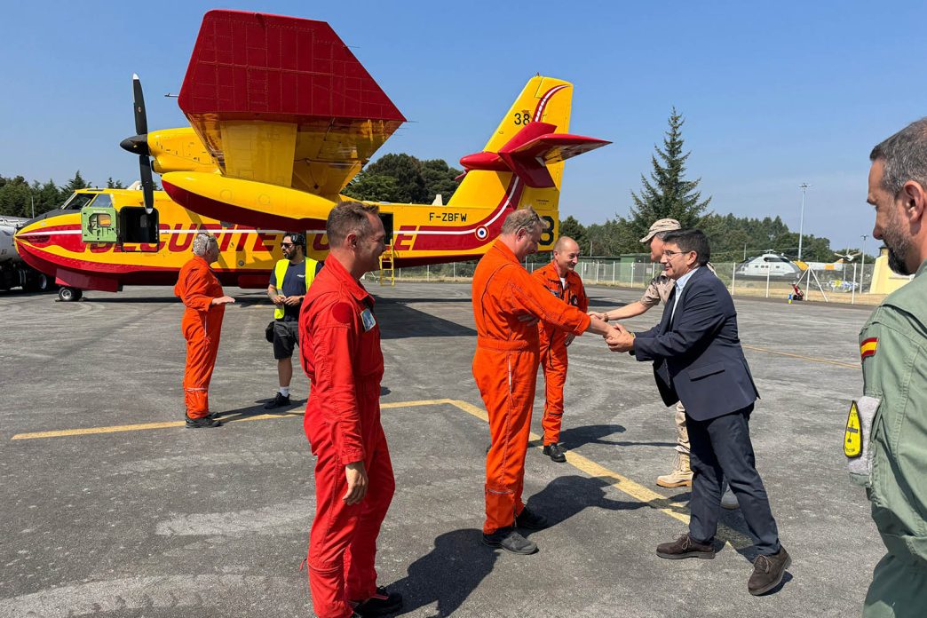 Llegada a Santiago de Compostela de los dos CL-415 franceses.