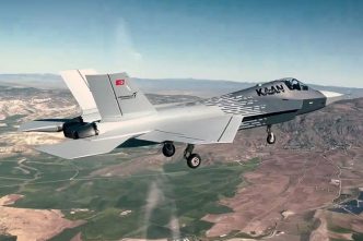 El prototipo del TAI Kaan durante su primer vuelo.