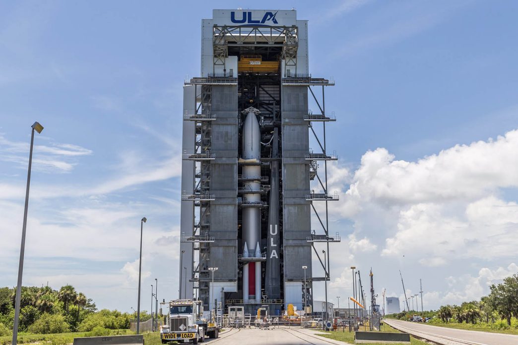 El cohete ULA Vulcan de la misión USSF-106 listo para su traslado a la torre de lanzamiento.