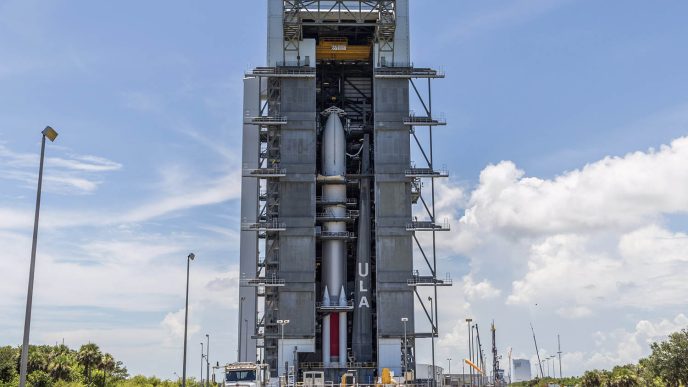 El cohete ULA Vulcan de la misión USSF-106 listo para su traslado a la torre de lanzamiento.