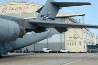 C-17 equipado con aletas en su fuselaje posterior.