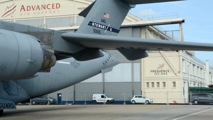 C-17 equipado con aletas en su fuselaje posterior.