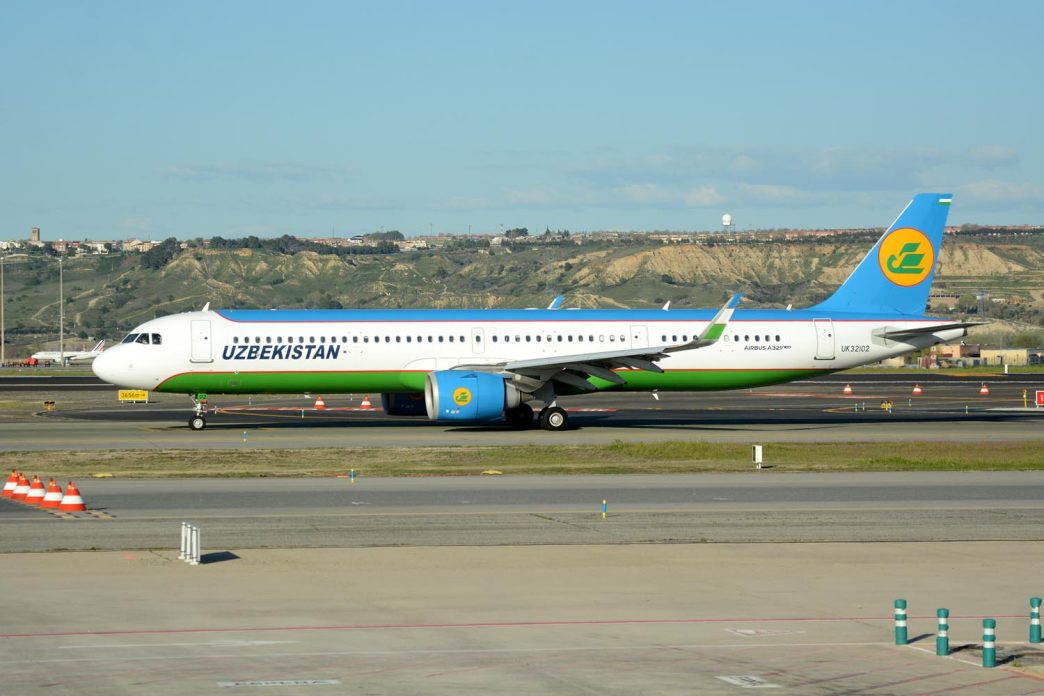 El A321LR de Uzbekistan Airways rodando para despegar de Madrid en el vuelo inaugural.