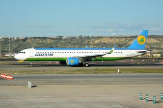 El A321LR de Uzbekistan Airways rodando para despegar de Madrid en el vuelo inaugural.
