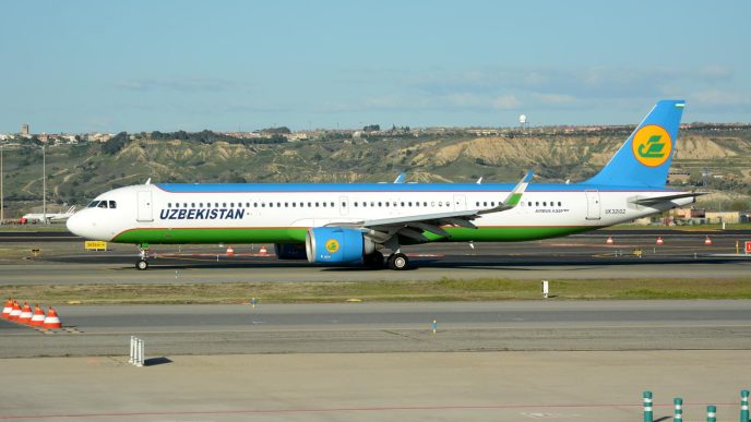 El A321LR de Uzbekistan Airways rodando para despegar de Madrid en el vuelo inaugural.