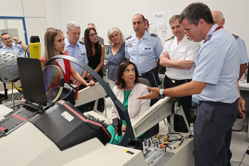 Margarita Robles recibe información sobre uno de los simuladores de desarrollo que emplea el CLAEX.