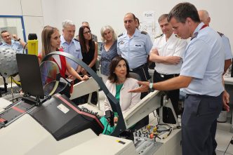 Margarita Robles recibe información sobre uno de los simuladores de desarrollo que emplea el CLAEX.