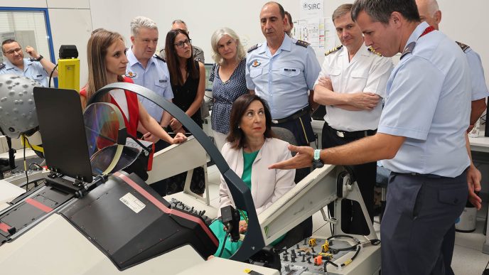 Margarita Robles recibe información sobre uno de los simuladores de desarrollo que emplea el CLAEX.