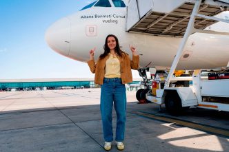 Aitana Bonmartí frente al avión de Vueling con su nombre.
