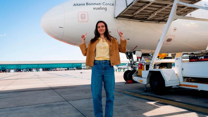 Aitana Bonmartí frente al avión de Vueling con su nombre.