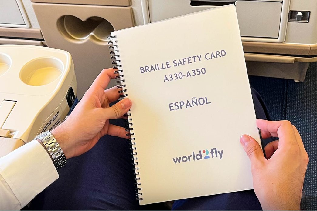 Tarjetas de seguridad en braille en los aviones de World2Fly.
