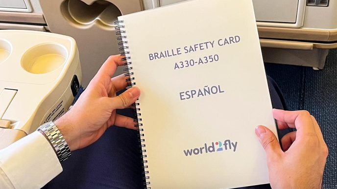 Tarjetas de seguridad en braille en los aviones de World2Fly.