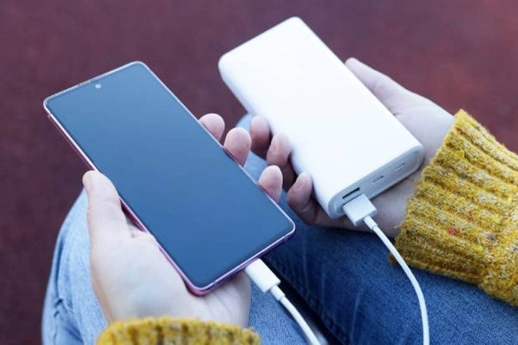 Cada vez más aerolíneas ponen mayores restricciones al uso de baterías de litio a bordo.