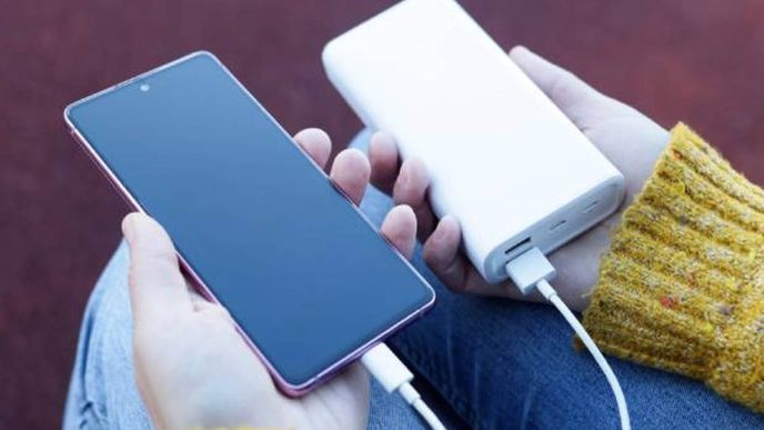 Cada vez más aerolíneas ponen mayores restricciones al uso de baterías de litio a bordo.