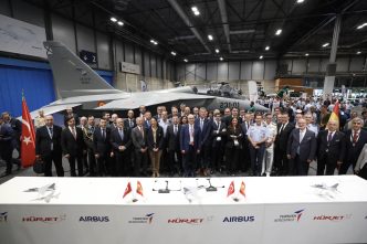 "Foto de familia" con los directivos de las empresas incluidas en el acuerdo y representantes del ministerio de Defensa.