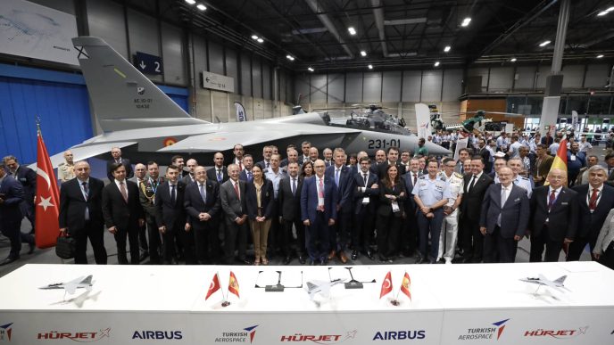 "Foto de familia" con los directivos de las empresas incluidas en el acuerdo y representantes del ministerio de Defensa.