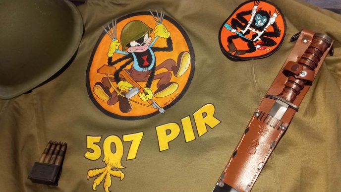 Ejemplo de una cazadora decorada por roberttldww2art.