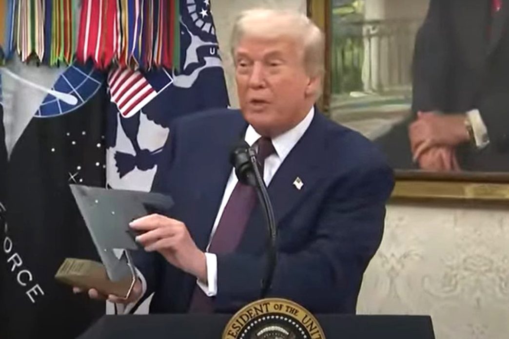 Trump con una maqueta de un B-2 al anunciar la compra de más aviones.