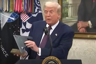 Trump con una maqueta de un B-2 al anunciar la compra de más aviones.