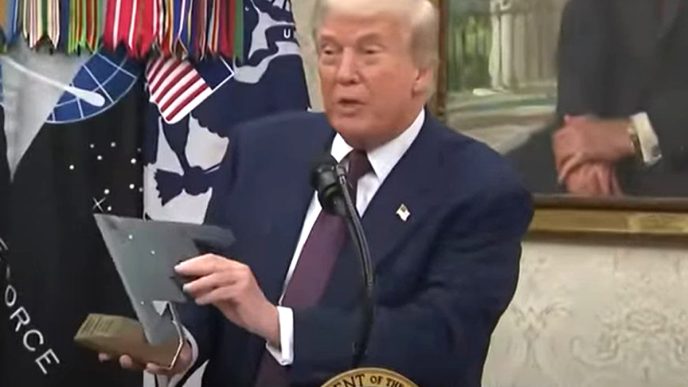 Trump con una maqueta de un B-2 al anunciar la compra de más aviones.