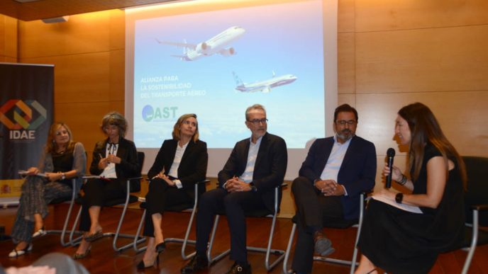 Ponentes en la mesa de debate de la presentación del Libro Blanco del SAF de la AST.